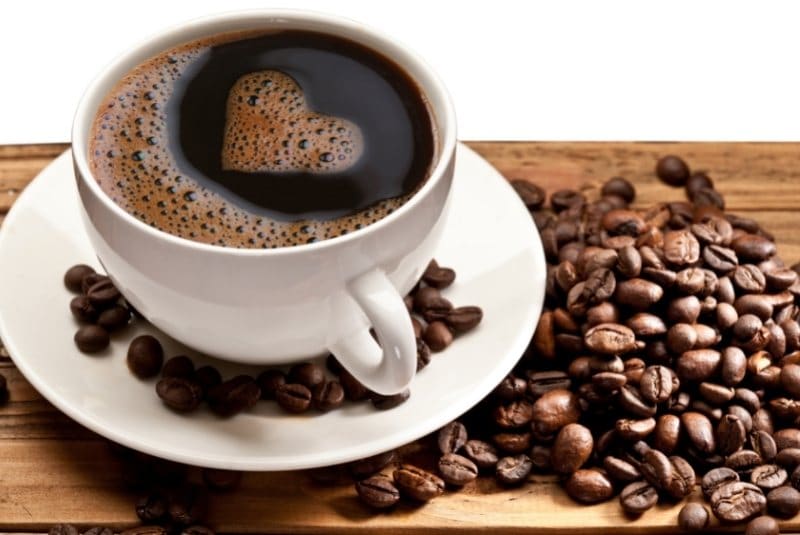 Frisch gebrühter Kaffee aus dem Kaffeevollautomaten