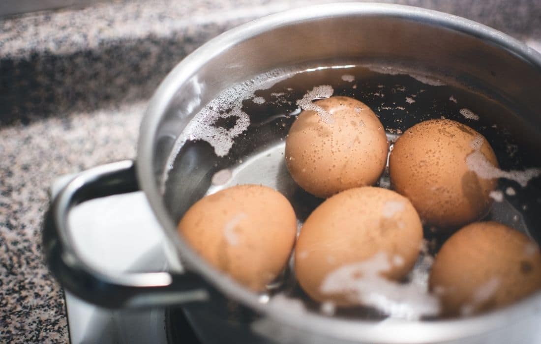 Ein Eierpiekser oder Eierstecher verhindert das Platzen von Eiern im Kochtopf