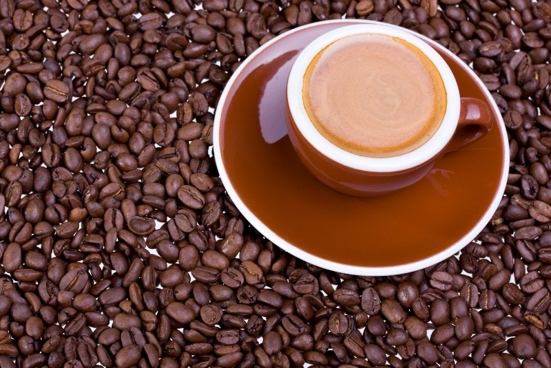 Espressotassen mit Kaffeebohnen