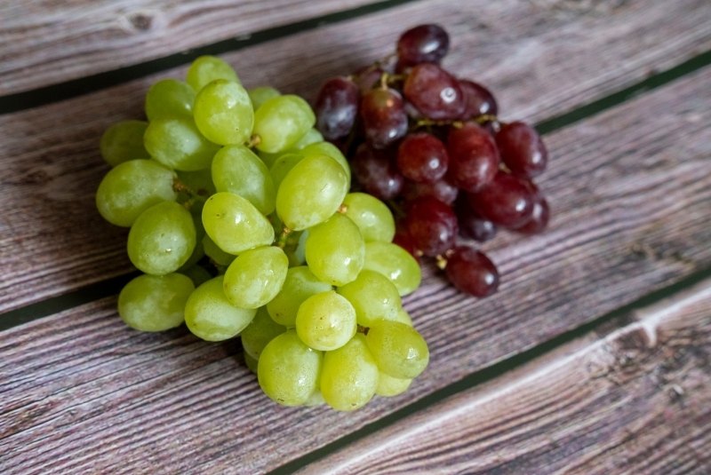 Gefrorene Weintrauben in zwei Sorten