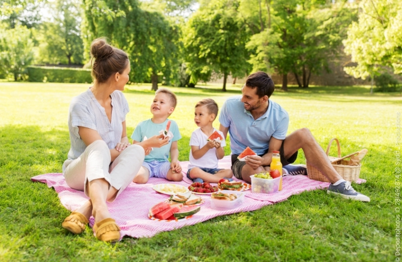 Familie auf einer Picknickdecke