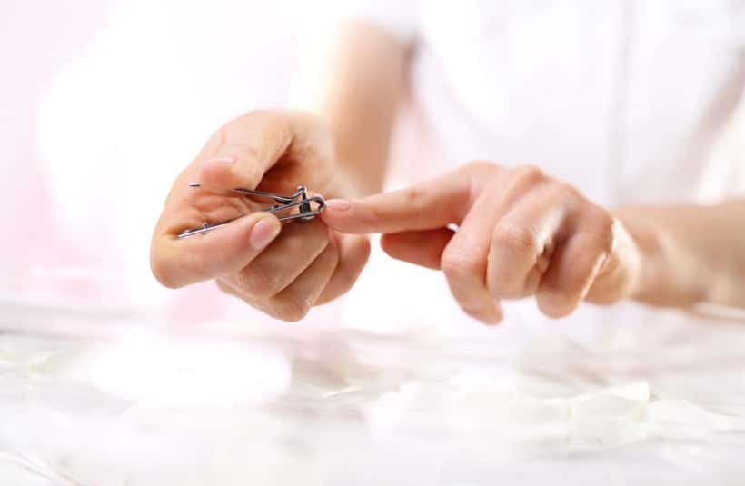Fingernägel werden mit Nagelknipser geschnitten