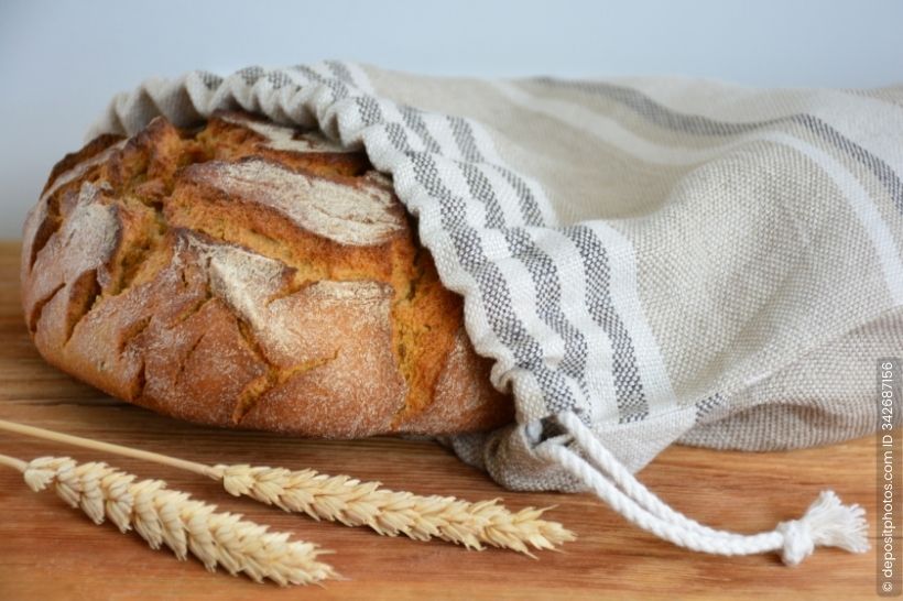 Frisches Brot im Brotbeutel