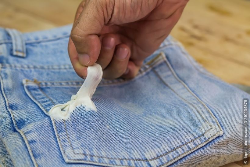 Kaugummi aus Jeans entfernen