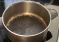 Angebrannten Topf reinigen