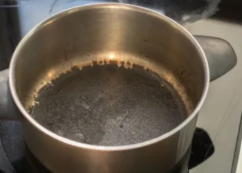 Angebrannten Topf reinigen